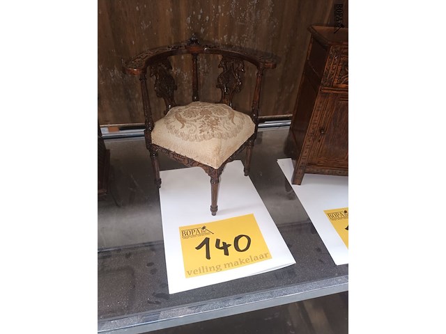 Lot 140 - miniatuur antieke hoekstoel - afbeelding 1 van  4