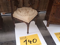 Lot 140 - miniatuur antieke hoekstoel