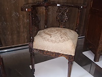 Lot 140 - miniatuur antieke hoekstoel - afbeelding 3 van  4