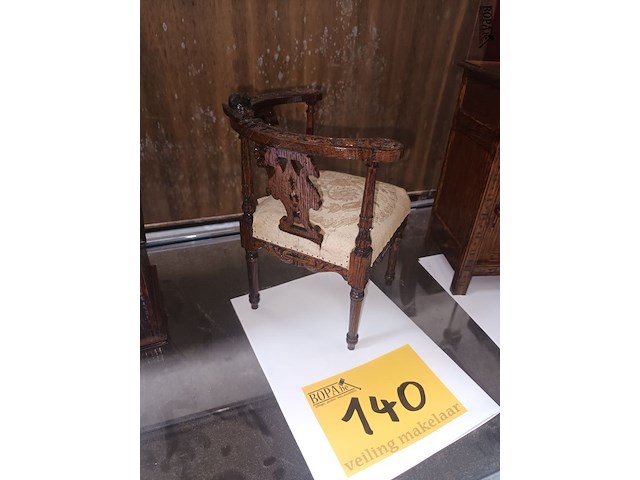 Lot 140 - miniatuur antieke hoekstoel - afbeelding 4 van  4