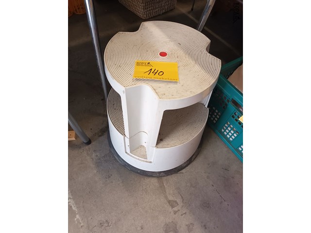 Lot 140 - opstapje - afbeelding 1 van  2