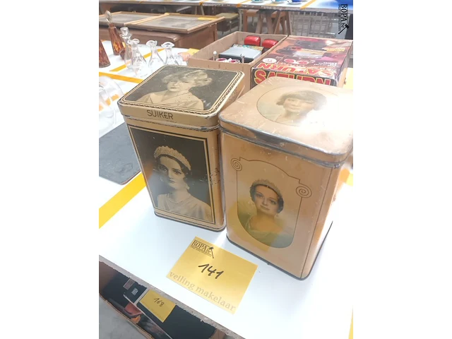 Lot 141 - blikken doos koningshuis. 2 stuks - afbeelding 1 van  5