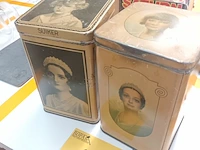 Lot 141 - blikken doos koningshuis. 2 stuks