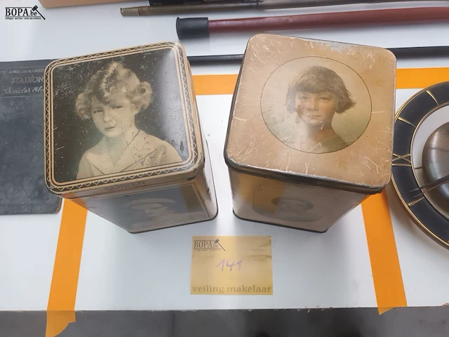 Lot 141 - blikken doos koningshuis. 2 stuks - afbeelding 5 van  5