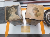 Lot 141 - blikken doos koningshuis. 2 stuks - afbeelding 5 van  5