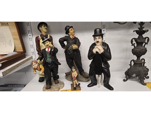Lot 141 - charlie chaplin beelden 5 stuks - afbeelding 1 van  6