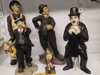 Lot 141 - charlie chaplin beelden 5 stuks - afbeelding 1 van  6