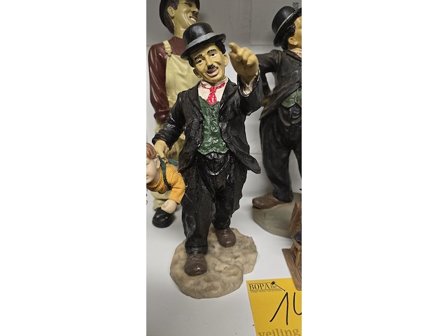 Lot 141 - charlie chaplin beelden 5 stuks - afbeelding 2 van  6