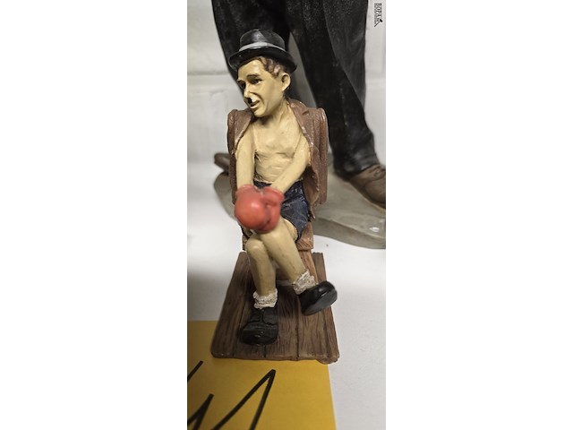 Lot 141 - charlie chaplin beelden 5 stuks - afbeelding 3 van  6