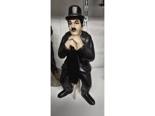 Lot 141 - charlie chaplin beelden 5 stuks - afbeelding 4 van  6