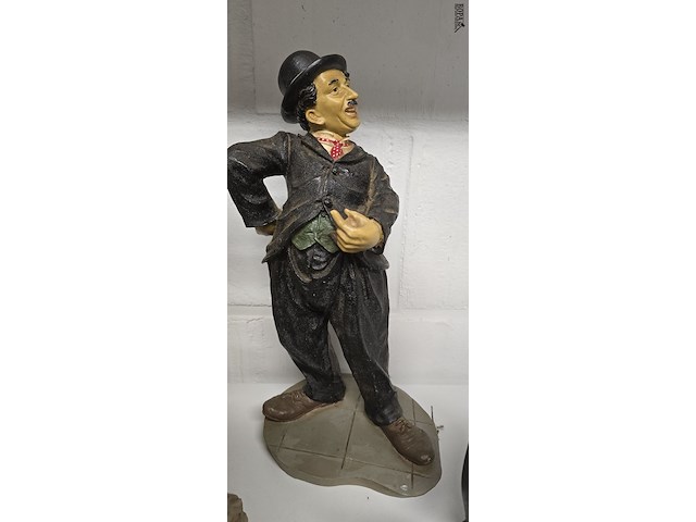 Lot 141 - charlie chaplin beelden 5 stuks - afbeelding 5 van  6