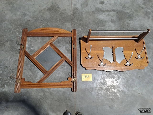 Lot 141 - duo oude kapstokken met spiegel - wandbevestiging - afbeelding 1 van  3