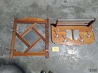 Lot 141 - duo oude kapstokken met spiegel - wandbevestiging - afbeelding 1 van  3