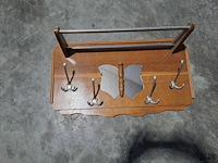 Lot 141 - duo oude kapstokken met spiegel - wandbevestiging - afbeelding 3 van  3