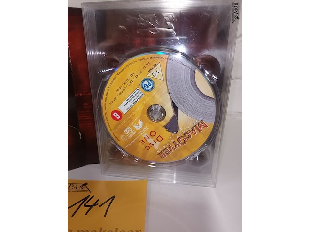 Lot 141 - dvd reeks macgyver. 7 stuks - afbeelding 4 van  4