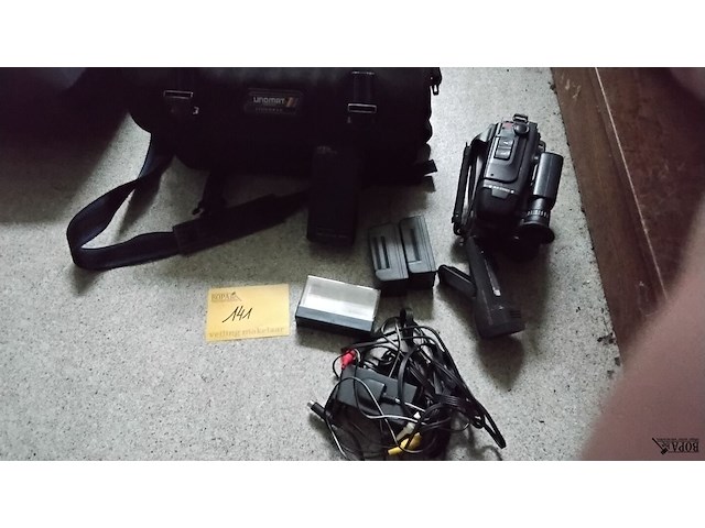 Lot 141 - jvc filmcamera in draagtas - afbeelding 1 van  1