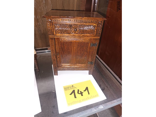 Lot 141 - miniatuur antieke kast - afbeelding 1 van  3
