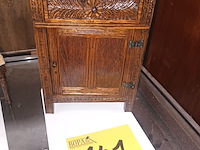 Lot 141 - miniatuur antieke kast