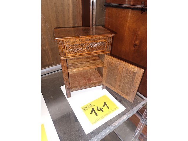 Lot 141 - miniatuur antieke kast - afbeelding 2 van  3