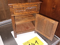 Lot 141 - miniatuur antieke kast - afbeelding 2 van  3