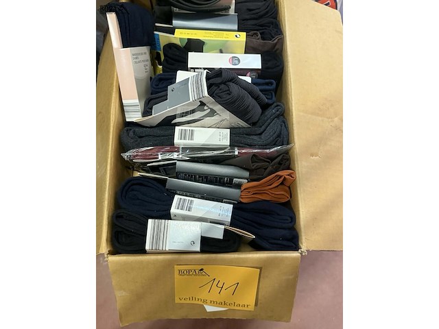 Lot 141 - pantys en nylon maat 42-44 + riem nieuwstaat 2 stuks - afbeelding 1 van  1