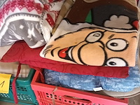 Lot 141 - partij linnen. 2 bakken - afbeelding 3 van  3