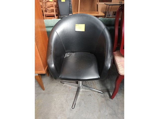 Lot 141 - retro stoel op stervoet - afbeelding 1 van  3