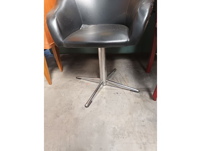 Lot 141 - retro stoel op stervoet - afbeelding 2 van  3