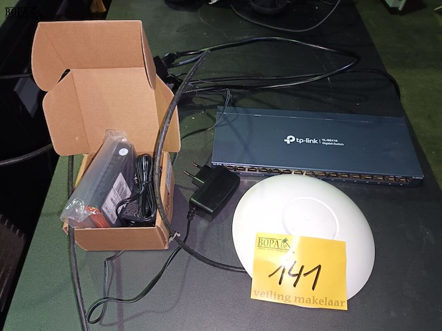 Lot 141 - tp-link en wifi versterker. 3 stuks - afbeelding 1 van  4