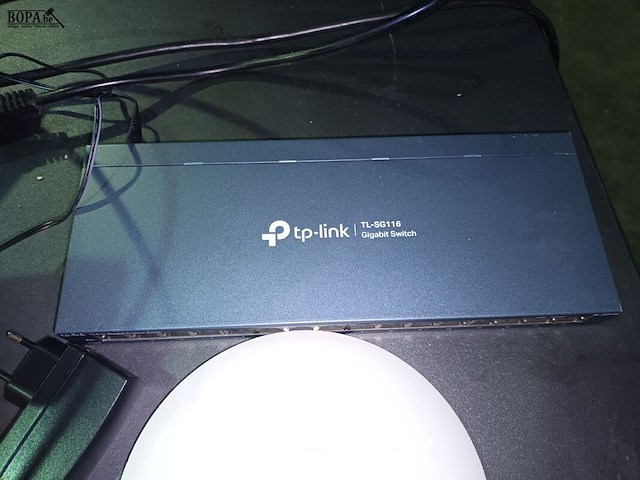 Lot 141 - tp-link en wifi versterker. 3 stuks - afbeelding 2 van  4