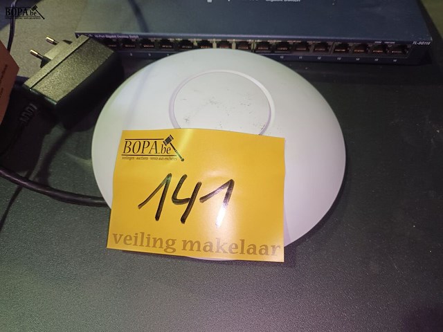 Lot 141 - tp-link en wifi versterker. 3 stuks - afbeelding 4 van  4