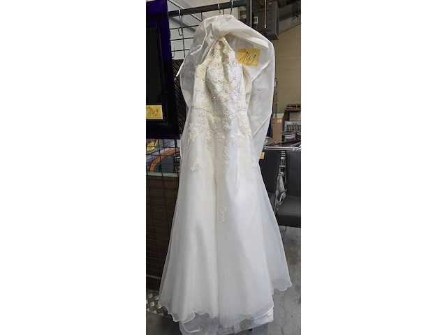 Lot 141 - vintage trouwkleed - afbeelding 1 van  2