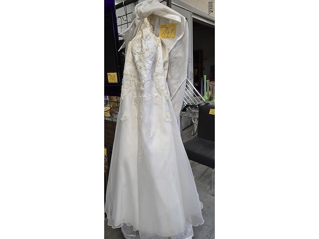 Lot 141 - vintage trouwkleed - afbeelding 2 van  2
