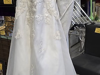 Lot 141 - vintage trouwkleed - afbeelding 2 van  2