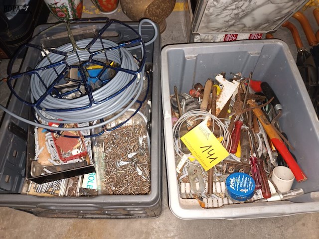 Lot 141 - werkmateriaal. 2 bakken - afbeelding 1 van  5