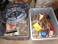 Lot 141 - werkmateriaal. 2 bakken - afbeelding 1 van  5
