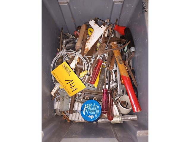 Lot 141 - werkmateriaal. 2 bakken - afbeelding 2 van  5