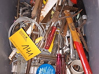 Lot 141 - werkmateriaal. 2 bakken - afbeelding 2 van  5