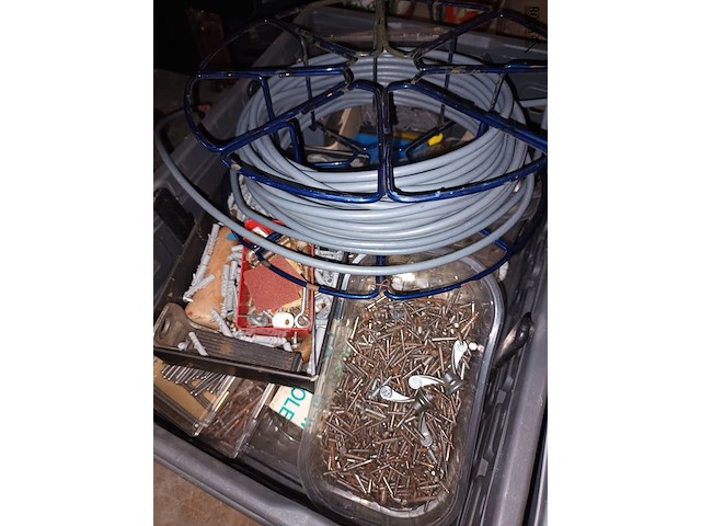 Lot 141 - werkmateriaal. 2 bakken - afbeelding 3 van  5