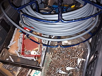 Lot 141 - werkmateriaal. 2 bakken - afbeelding 3 van  5