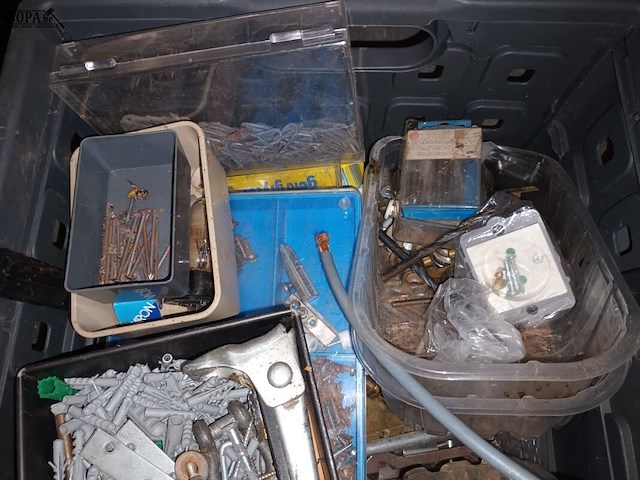 Lot 141 - werkmateriaal. 2 bakken - afbeelding 4 van  5