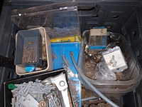 Lot 141 - werkmateriaal. 2 bakken - afbeelding 4 van  5