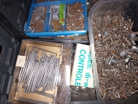 Lot 141 - werkmateriaal. 2 bakken - afbeelding 5 van  5