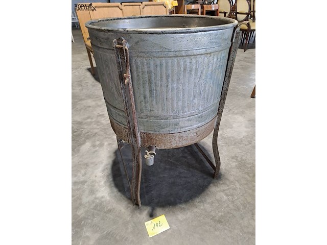 Lot 142 - antieken zinken wasvat op metalen standaard - collectorsitem - afbeelding 1 van  3