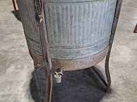 Lot 142 - antieken zinken wasvat op metalen standaard - collectorsitem - afbeelding 1 van  3