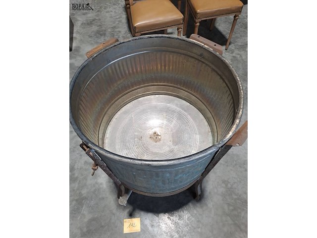 Lot 142 - antieken zinken wasvat op metalen standaard - collectorsitem - afbeelding 2 van  3