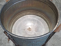 Lot 142 - antieken zinken wasvat op metalen standaard - collectorsitem - afbeelding 2 van  3