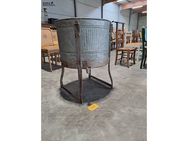 Lot 142 - antieken zinken wasvat op metalen standaard - collectorsitem - afbeelding 3 van  3