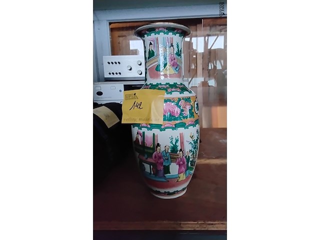 Lot 142 - chinese vaas getekend - afbeelding 1 van  3
