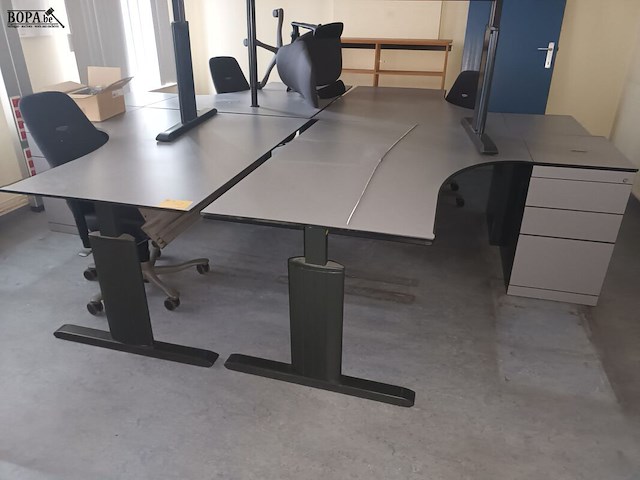 Lot 142 - hoekbureau. 5 stuks - afbeelding 1 van  3